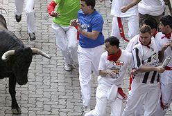 Byki pędzą ulicami Pampeluny