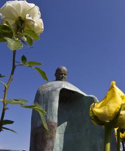 Protestacyjny happening przed pomnikiem Jana Pawła II