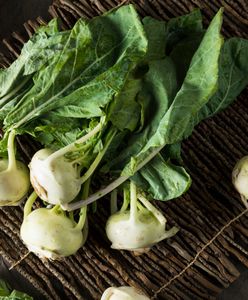 Niepozorne letnie warzywo. 5 powodów, dla których warto jeść kalarepkę
