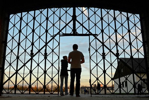 Kradzież napisu "Arbeit macht frei" w Dachau. "To atak na symbol!"