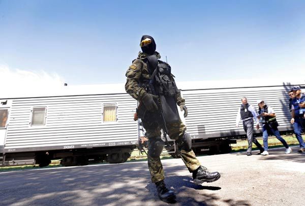 Pociąg z ciałami ofiar katastrofy zmierza do Charkowa