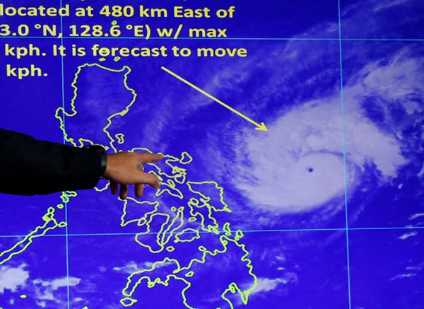 Potężny Tajfun uderzył w Filipiny. Tysiące ewakuowanych ludzi
