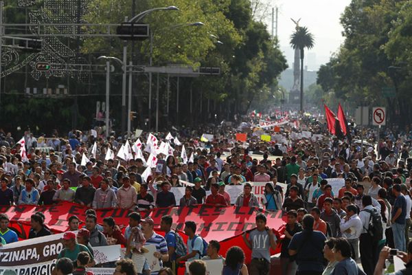 Meksyk: wielotysięczne manifestacje w związku z zaginięciem studentów