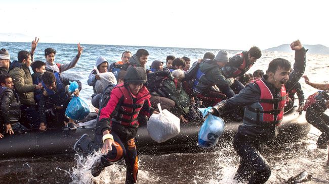 Uchodźcy przypływają na wyspę Lesbos