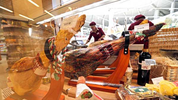 Rosyjscy eksperci nie przewidują zapaści na rynku produktów spożywczych. W ich opinii, embargo na towary z 32 krajów wpłynie stymulująco na rodzimych producentów. Od czwartku, 7 sierpnia, obowiązuje zakaz wwozu do Rosji mięs, owoców, warzyw i ryb z krajów, które wcześniej nałożyły sankcje na Rosję.