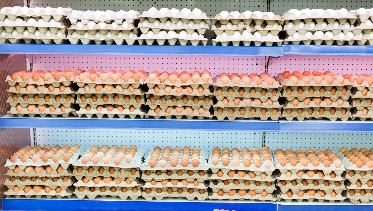 Oto zaskakujący powód, dlaczego jajka w sklepach nie są w lodówce