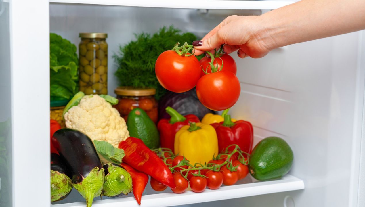 Tak przechowywane pomidory w lodówce nie tracą smaku! Wystarczy prosty trik