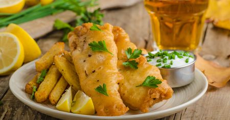 Przepis od Doroty Wellman na grillową nudę: Dorsz w cieście piwnym