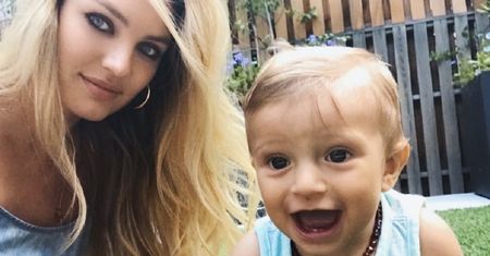 Dlaczego syn Candice Swanepoel nosi bursztynowy naszyjnik?