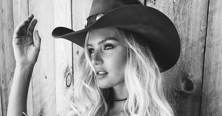 Aniołek Victoria's Secret w roli gorącej kowbojki