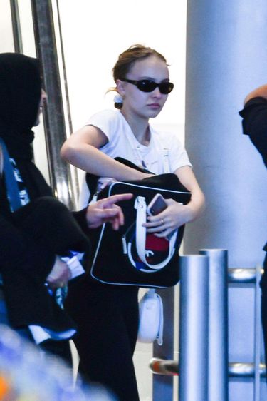 Lily Rose Depp na lotnisku