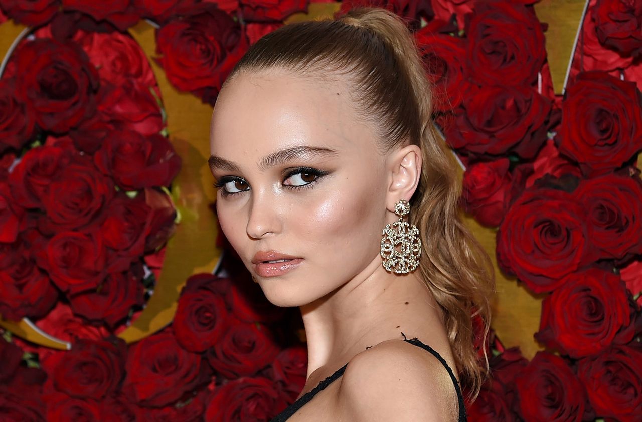 LOOK OF THE DAY: Lily-Rose Depp w seksownej małej czarnej