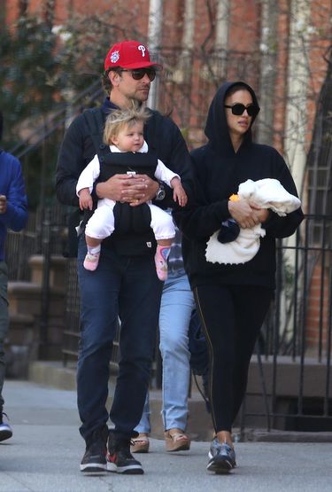 Bradley Cooper i Irina Shayk z córką Leą w parku