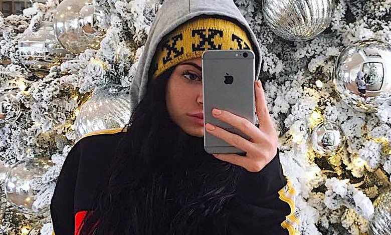 Kylie Jenner potwierdziła ciążę na Instagramie! Wykadrowała zaokrąglony brzuch, ale jednego szczegółu nie zauważyła…