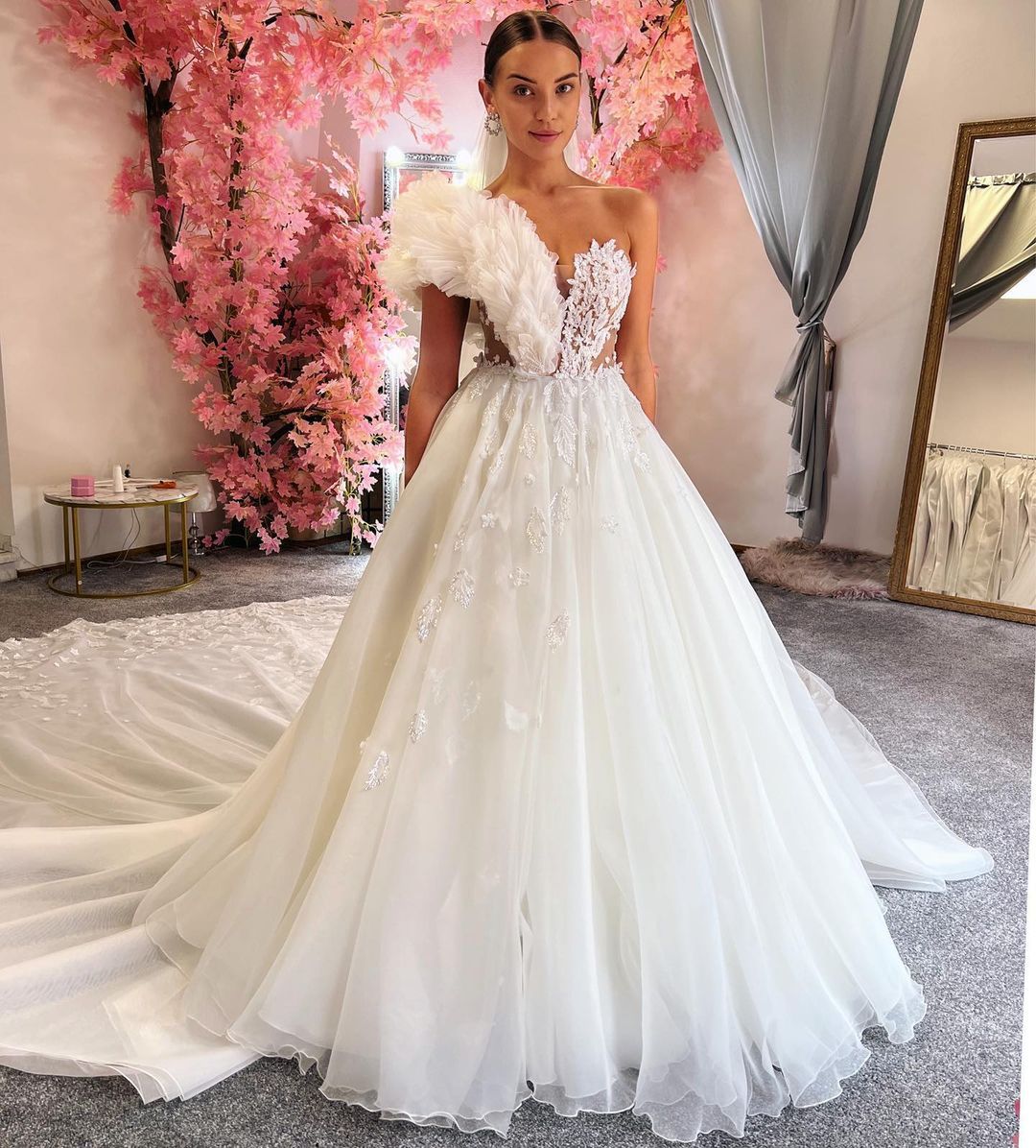 Julia Nowak w sukni ślubnej