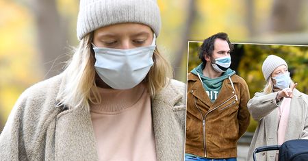 Lara Gessler i Piotr Szeląg na pierwszym spacerze z córką. Wygodne stylizacje nie odciągały uwagi od wózka