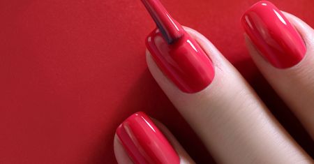 Pędzelek to przeżytek? Tak nałożysz manicure w domowym zaciszu