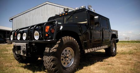 Czarny Hummer H1 Tupaca na sprzedaż. Drugi raz w ciągu 18 miesięcy