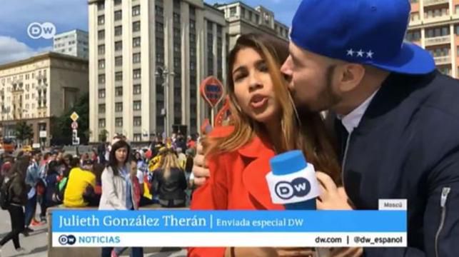 Pocałował reporterkę DW podczas programu na żywo. Rosjanin przeprasza