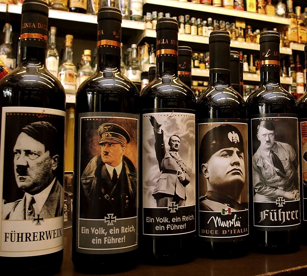 Wino z Hitlerem trzymał pod ladą. Doniósł na niego klient