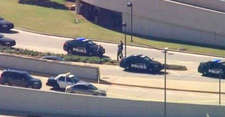 Zamknięte lotnisko Will Rogers w Oklahoma City. Padły strzały, akcja policji wobec napastnika