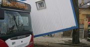 Na autobus spadł... kontener