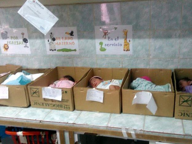 Noworodki trzymane w kartonach. Szokujące zdjęcia z porodówki obiegły świat