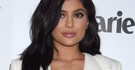 Kylie Jenner cała w bieli na imprezie w Nowym Jorku. Wybrała kreację ulubionego projektanta