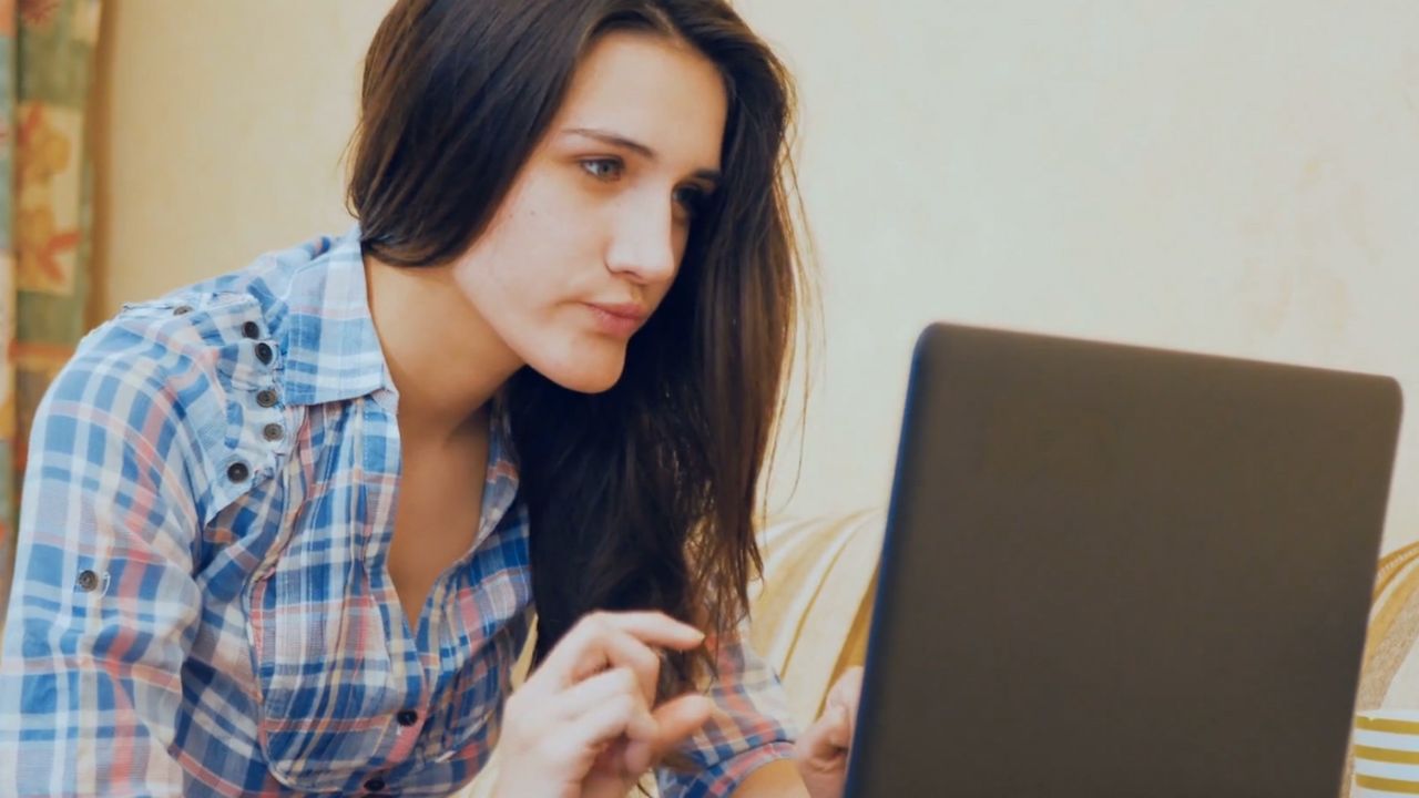 Cybersejf: zbierają ogrom informacji o tobie. Tak możesz to ograniczyć