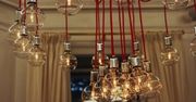Żarówka w roli lampy - niewiele, ale widowiskowo