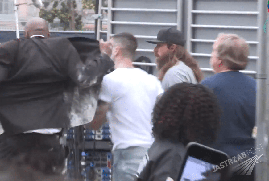 Adam Levine zaatakowany przez fana cukrem pudrem