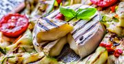 Grillowany camembert z warzywami. Serowy smakołyk z rusztu