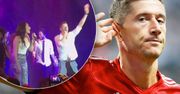 Tak śpiewa Robert Lewandowski! Na imprezie pełnej gwiazd wbiegł na scenę, wyrwał mikrofon i zrobił show! Co za talent! [WIDEO]