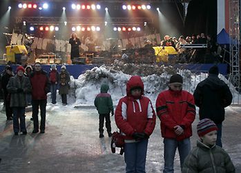 Kontrowersyjny koncert na gruzach hali