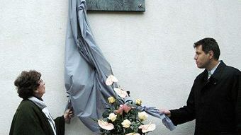 Wdowa po Zbigniewie Herbercie - Katarzyna Herbert i wiceprezydent Warszawy Władysław Stasiak odsłaniają tablicę pamiątkową.