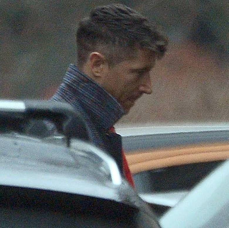 Robert Lewandowski po operacji na spacerze z Anną i Klarą