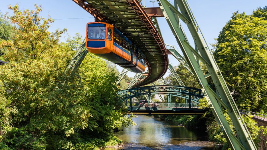Podwieszana kolej w Wuppertalu funkcjonuje już od ponad stu lat i śmiało można powiedzieć, że jest to bardzo bezpieczny rodzaj transportu