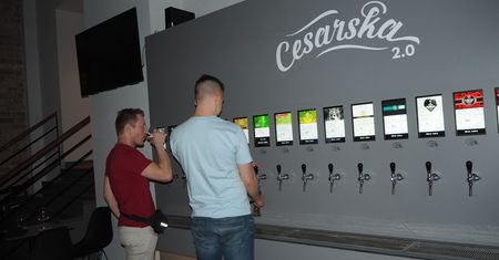Samoobsługowy bar bez barmana i kolejek. Sprawdziliśmy, jak wygląda piwna rewolucja 2.0