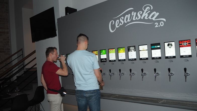 Bary bez barmana w Polsce są nowością, w USA już się zadomowiły.
