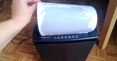 Polej tym kartkę i przepuść przez niszczarkę. Urządzenie będzie działać jak nowe!