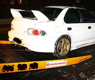 Policja goni Subaru