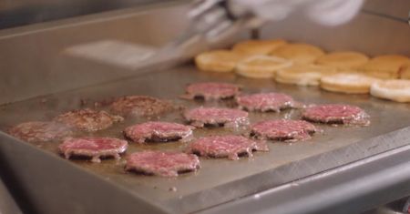 Ludzie są niezadowoleni, bo robot smaży im hamburgery. "Smakowało jakby zrobiła to maszyna"