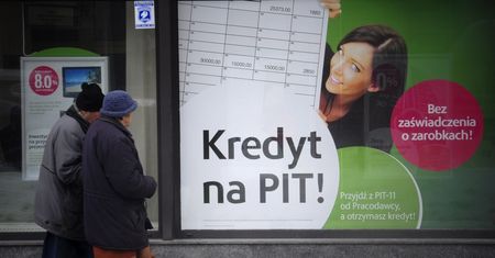 Emeryci idą po pożyczkę dla rodziny. Wpadają w spiralę zadłużenia
