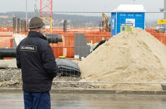 Polski emeryt woli nadal pracować. Boi się, że dostanie za niską emeryturę