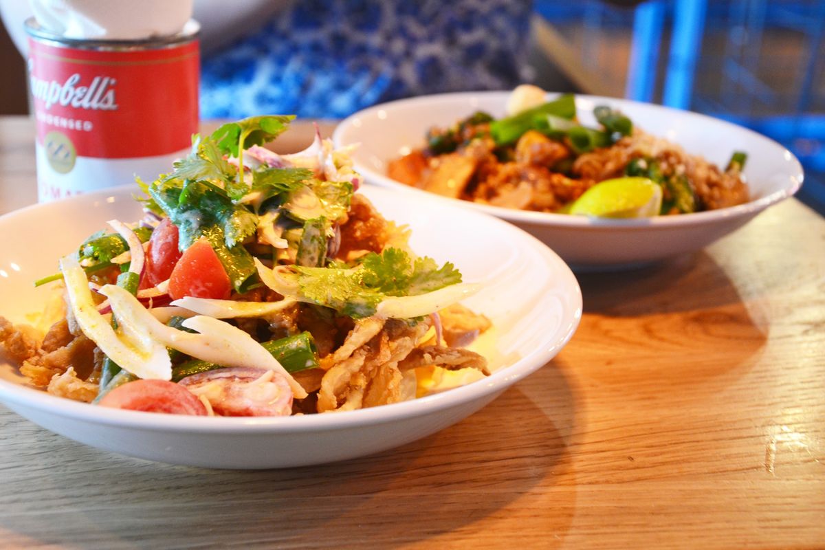 Pad thai to cud tajskiej kuchni. Bangkuk dobrze o tym wie i pielęgnuje tradycję