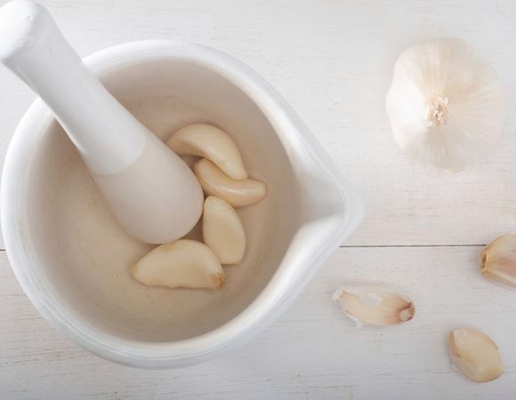 Istnieje wiele produktów, które zneutralizują przykry zapach czosnku. 