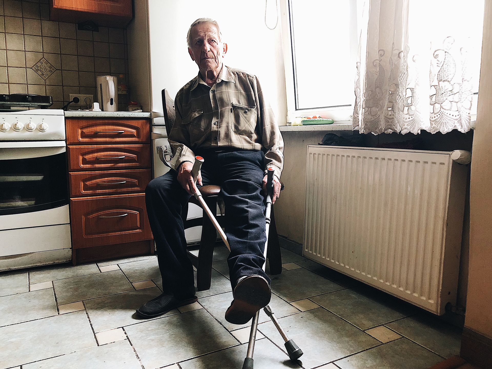 Pan Włodzimierz codziennie przesiaduje przy oknie.