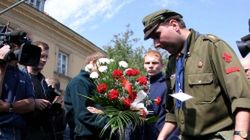 Harcerze wchodzą do kanału