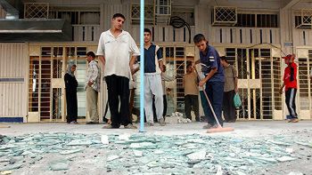 Irakijczycy sprzątają po ataku moździerzowym