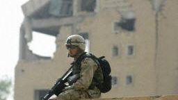 Amerykański żołnierz obserwuje okolicę